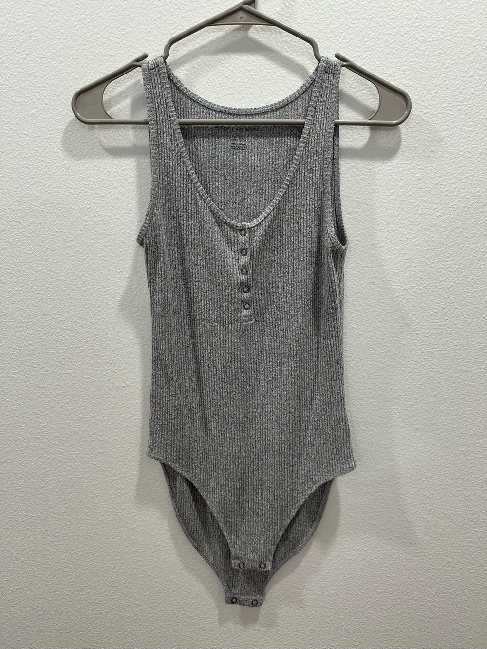 Ribbed Henley Snap-Button Bodysuit in Heather Gray xs American eagle summer